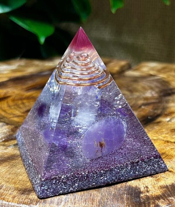 Orgonite Pirâmide Ametista - Espiritualidade e Sabedoria - Image 3