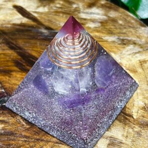 Orgonite Pirâmide Ametista – Espiritualidade e Sabedoria