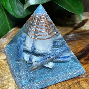 Orgonite Pirâmide Cianita Azul – Proteção Espiritual e Equilíbrio