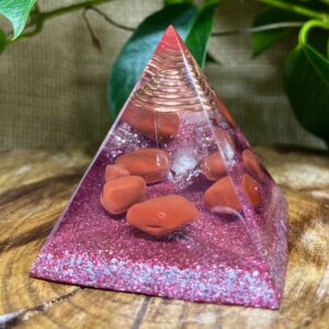 Orgonite Pirâmide Jaspe Vermelho – Força e Coragem