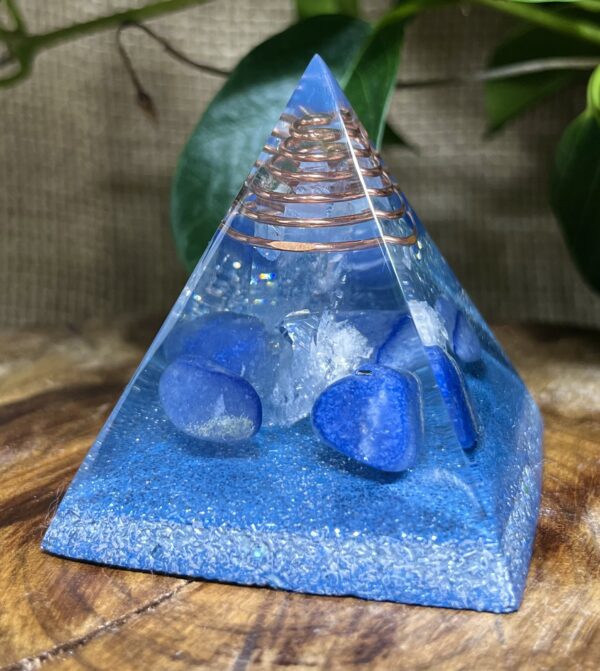 Orgonite Pirâmide Quartzo Azul - Comunicação e Criatividade