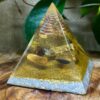 Orgonite Pirâmide Olho de Tigre - Garra e Proteção
