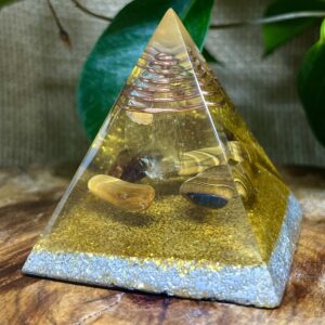 Orgonite Pirâmide Olho de Tigre – Garra e Proteção