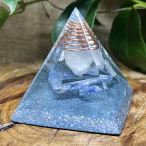 Orgonite Pirâmide Cianita Azul – Proteção Espiritual e Equilíbrio