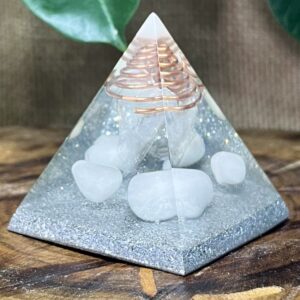 Orgonite Pirâmide Quartzo Branco – Paz e Purificação