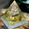 Orgonite Pirâmide Olho de Tigre - Garra e Proteção - Image 2