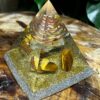 Orgonite Pirâmide Olho de Tigre - Garra e Proteção - Image 4