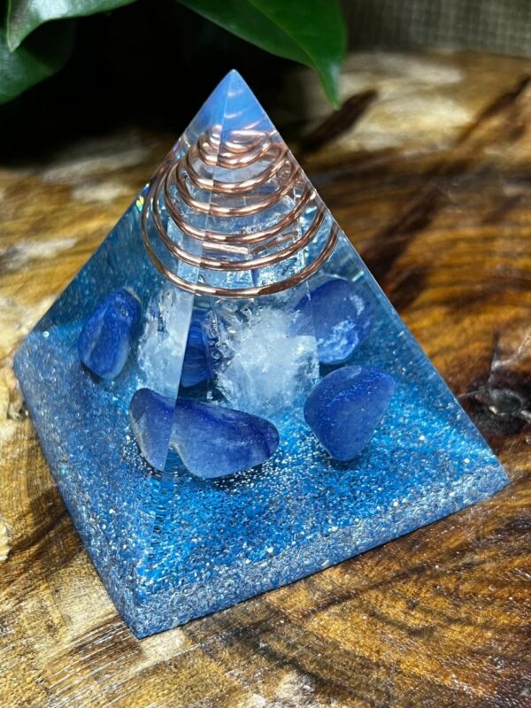 Orgonite Pirâmide Quartzo Azul - Comunicação e Criatividade - Image 2