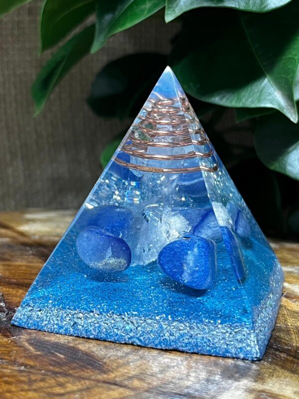 Orgonite Pirâmide Quartzo Azul - Comunicação e Criatividade - Image 3