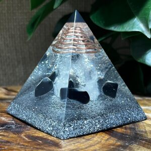 Orgonite Pirâmide Turmalina Negra – Proteção e Purificação
