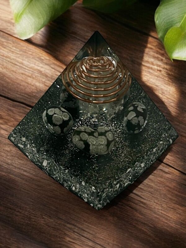 Orgonite Pirâmide Obsidiana Floco de Neve - Evolução e Inspiração - Image 4
