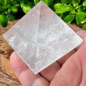Pirâmide de Cristal – Quartzo Transparente – 157g