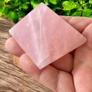 Pirâmide de Quartzo Rosa – 139g