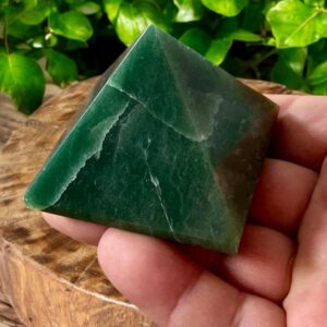 Pirâmide de Quartzo Verde – 137g