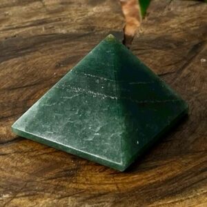 Pirâmide de Quartzo Verde – 109g