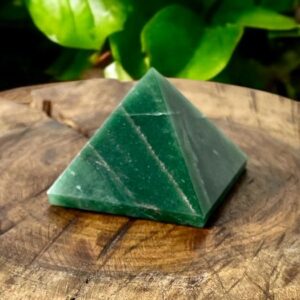 Pirâmide de Quartzo Verde – 137g